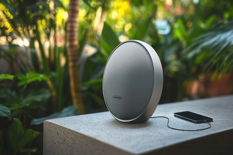 Harman Kardon Onyx Studio 9 pin sạc tích hợp với thời gian sử dụng lên đến 8 giờ