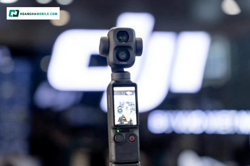 DJI Osmo Pocket 4P Standard tiện hơn điện thoại trong nhiều tình huống vlog vì thiết bị có gimbal tích hợp.