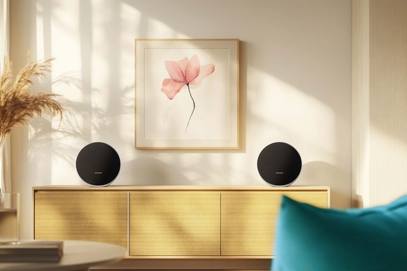 Harman Kardon Onyx Studio 9 ghép cặp hai loa tạo nên âm thanh stereo sống động
