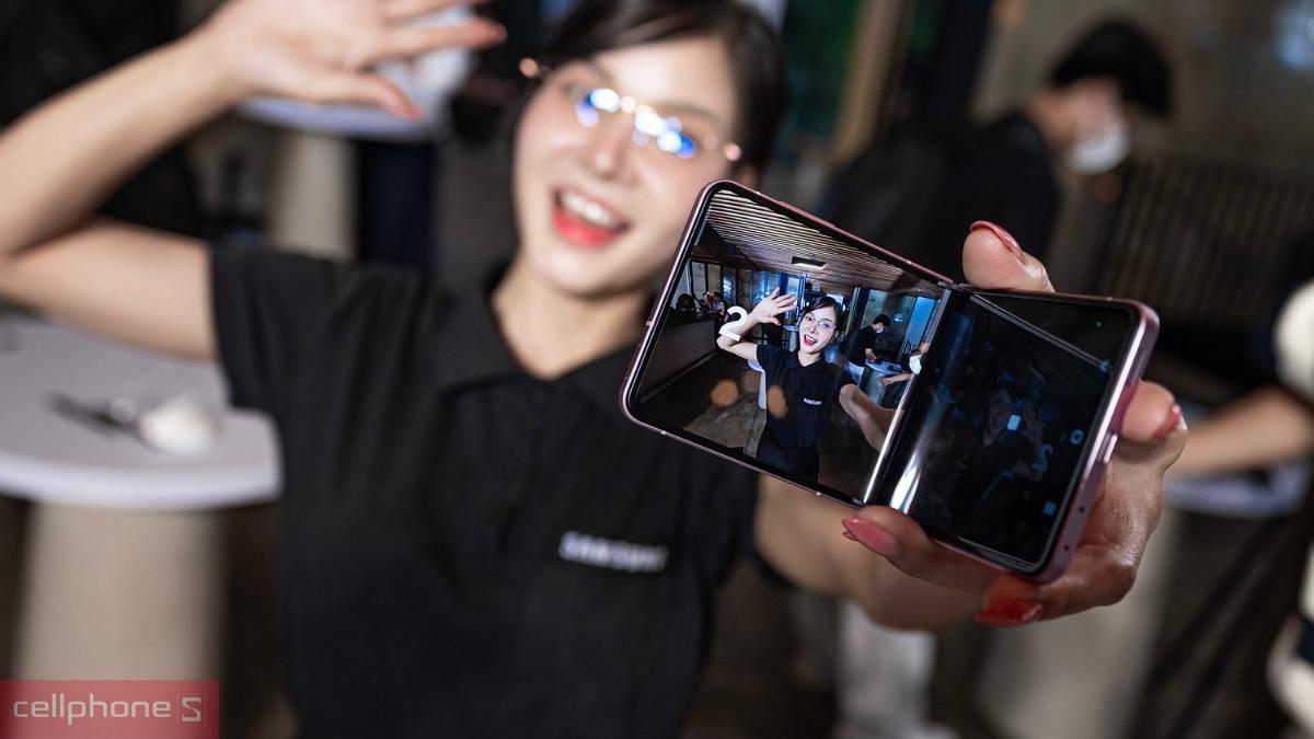 FlexMode trên Samsung Galaxy Z Flip8 hỗ trợ chụp ảnh và quay video rảnh tay